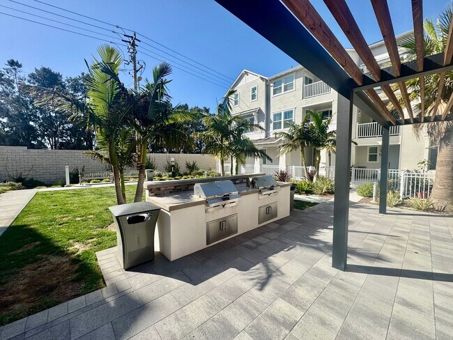 Building Photo - Gorgeous Newly Constructed Townhome