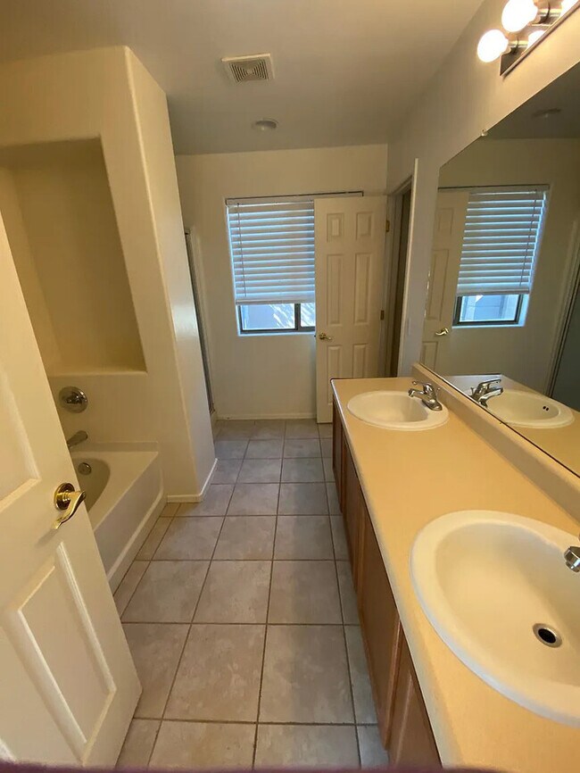 Building Photo - HOUSE FOR RENT