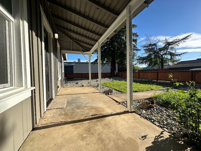 Building Photo - Charming One Bedroom in the Heart of Red Bluff! Pet Friendly!