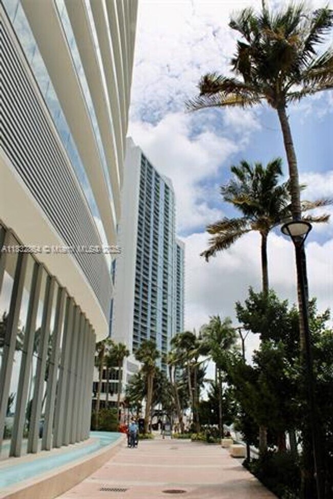 Building Photo - 325 S Biscayne Blvd