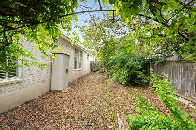 Building Photo - 2110 Red Oak Cir