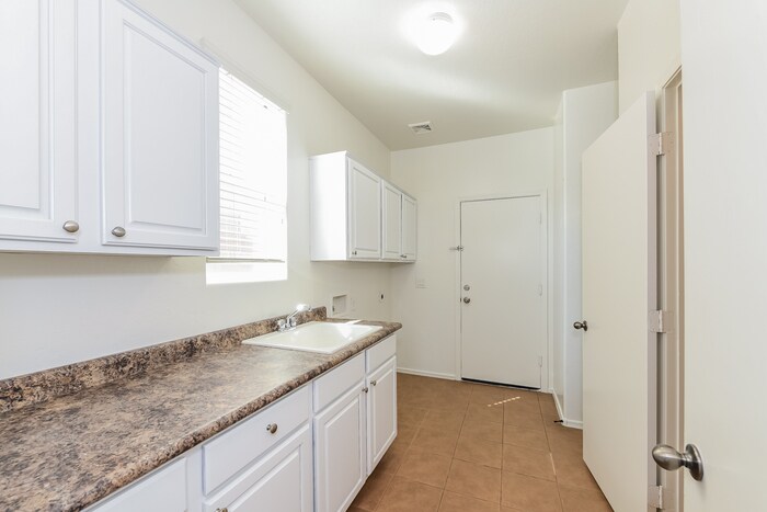 Building Photo - 10575 E Primrose Ln