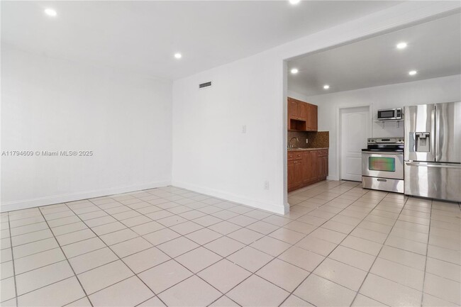 Building Photo - 33 E 60th St