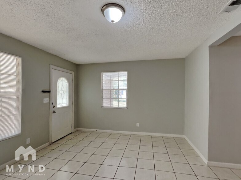 Building Photo - 1033 Busac Ave