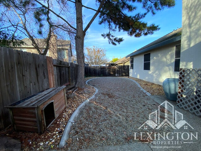 Building Photo - Beautiful, Spacious, 3-Bed 2-Bath Home available in Roseville!
