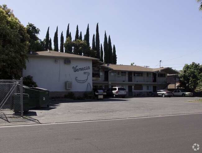 Primary Photo - Venecia Apartments