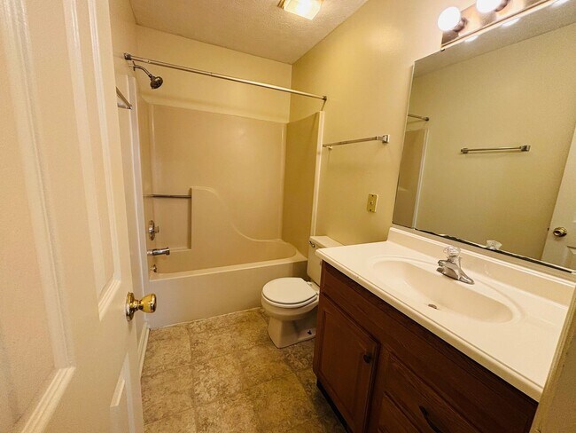 Building Photo - 205 Broce Dr