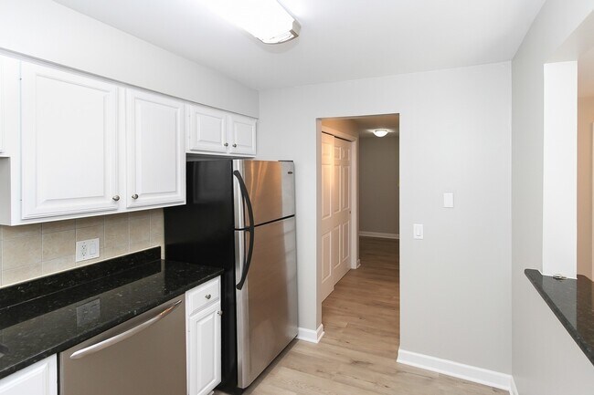 Building Photo - 677 S River Rd