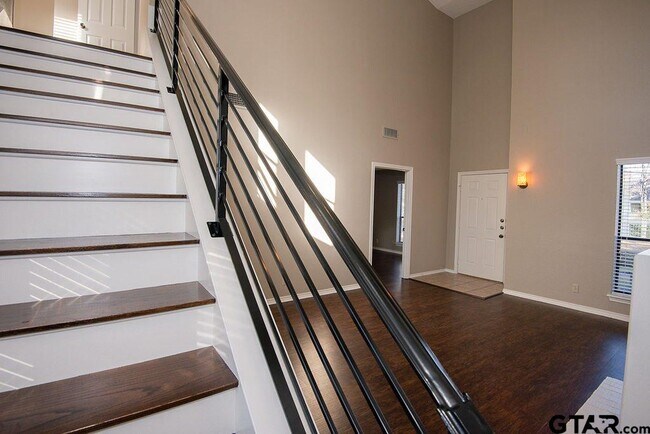 Building Photo - 5907 Hollytree Dr