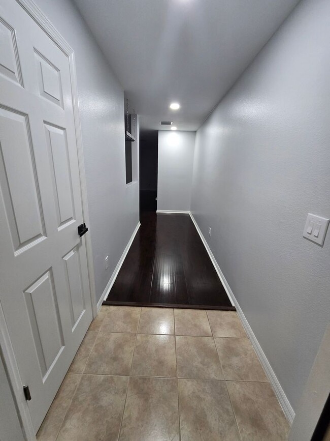 Building Photo - Stunning Fully Renovated Townhouse for rent in Land O' Lakes – Your Dream Home Awaits!