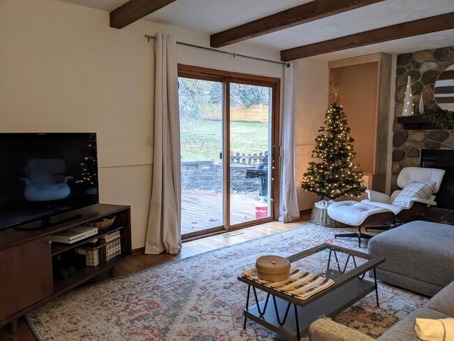 Building Photo - 3 Bedroom 1.5 Bathroom Single Family