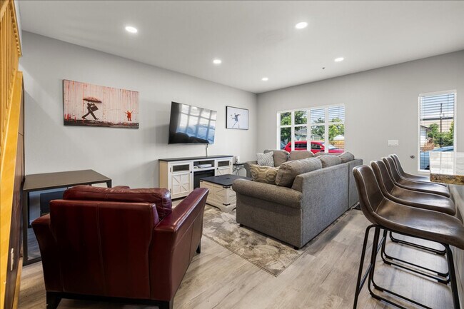 Building Photo - 502 S 15th St