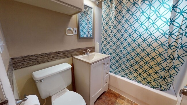 Building Photo - Large Bremerton Duplex Unit Available for ...