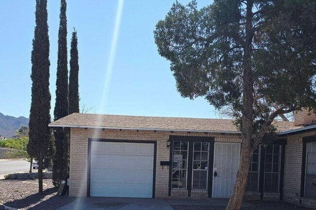 Building Photo - Beautiful Remodeled Duplex with 3 bed-1.5 bath in 79912