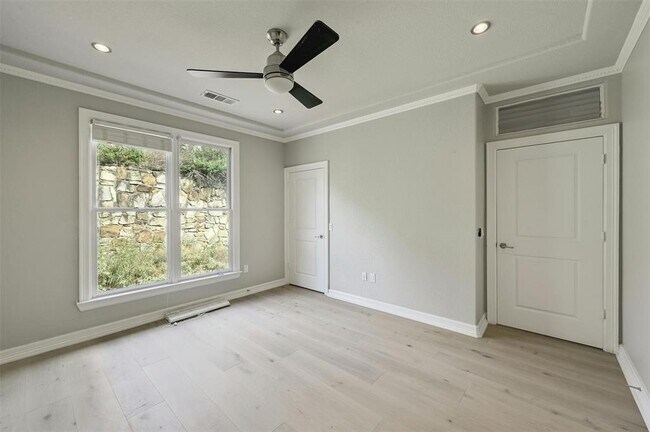 Building Photo - 2226 Westlake Dr