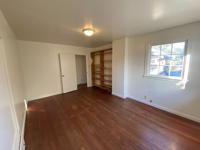 Building Photo - House with Charm, 2/1 with large garage and bonus room & bathroom