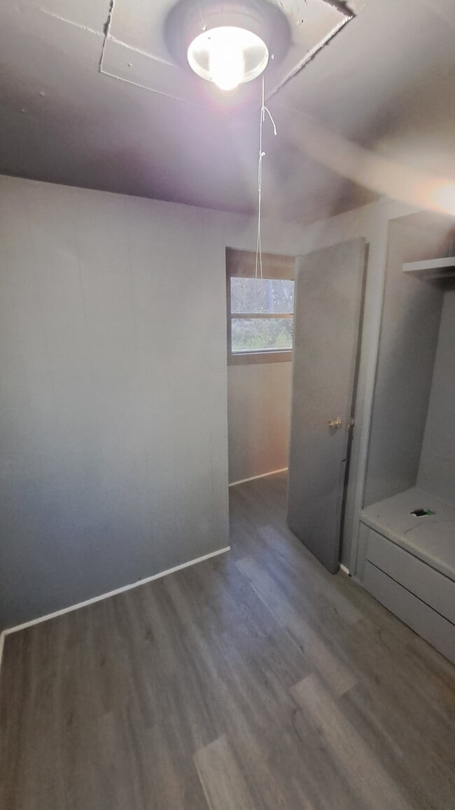 Building Photo - 613 4th St