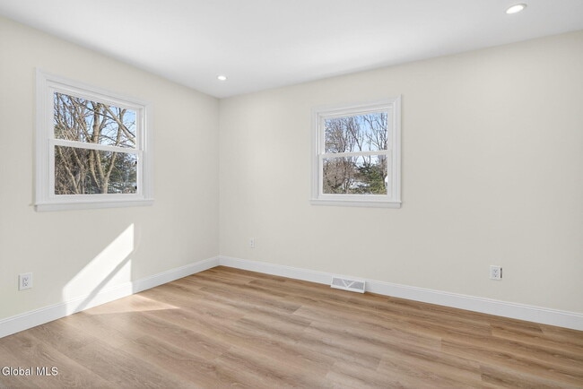 Building Photo - 10 Derry Ln