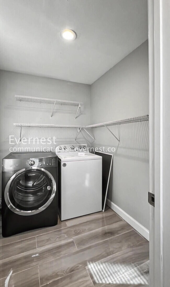 Building Photo - 4 Bed/3 Bath Home with In-Unit Laundry / Available Now!