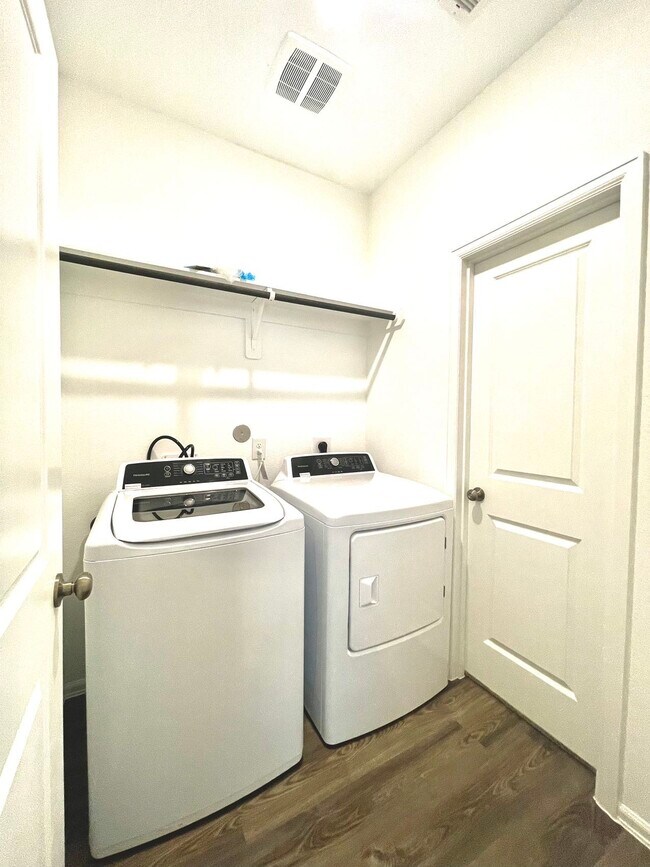 Building Photo - 2940 Tantara Dr