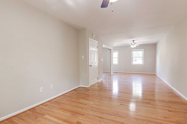Building Photo - 3 Bedroom 2.5 Bath SFH in Fairfax for Rent!