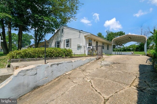 Building Photo - 728 Carson Ave