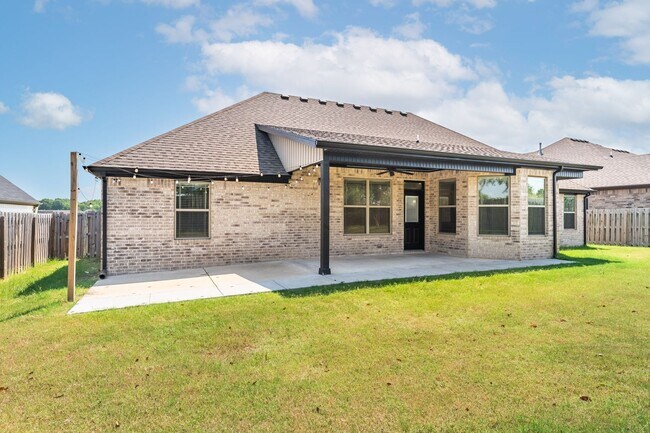 Building Photo - Luxury Living in Bentonville: Modern 4 Bed, 3 Bath Home with Fenced Yard