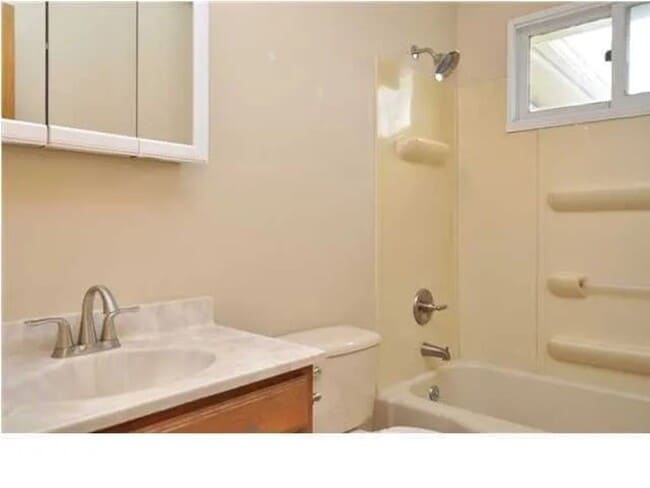 Building Photo - Lovely 3 Bed, 1 Bath!