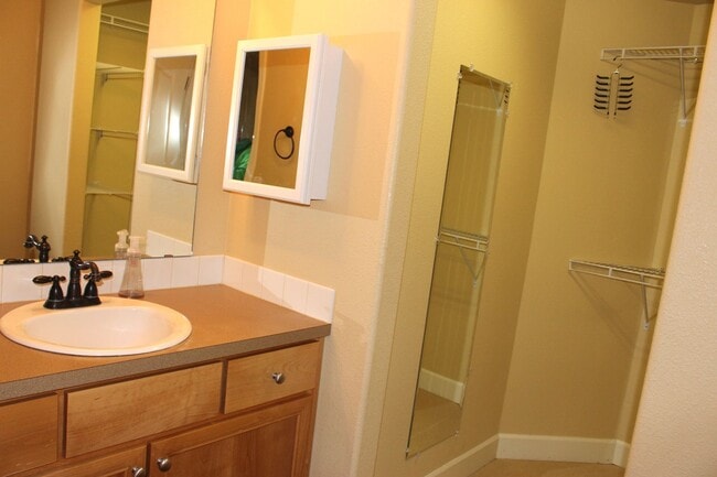 Building Photo - Charming Single-Level Bend Home with New Carpet and Big Yard