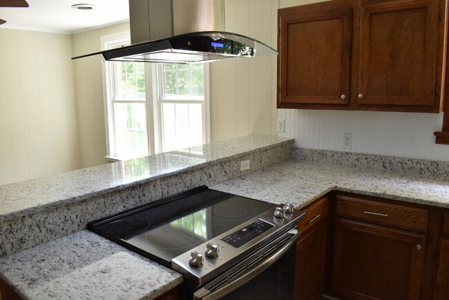 Building Photo - 3 BR, 2 BA West End Rancher