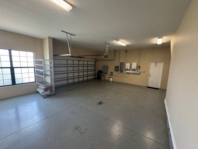 Building Photo - Two Story 5 bedroom, 4.5 bath