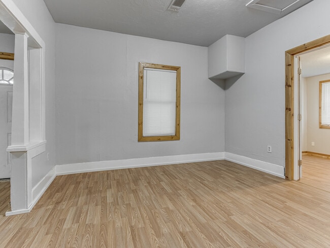 Building Photo - 1320 S Jensen Ave