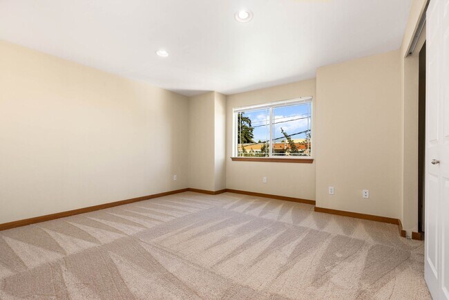 Building Photo - 3 bedroom/ 2.5 bathroom townhouse in Licton Springs