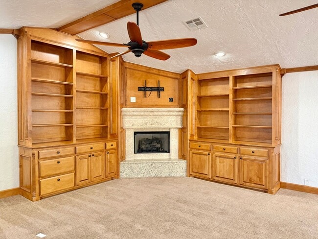 Building Photo - 6933 NW Eisenhower Dr