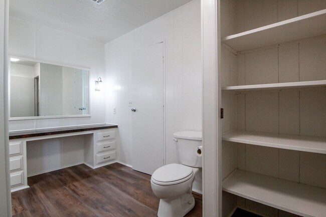 Building Photo - Spacious Manufactured Home!