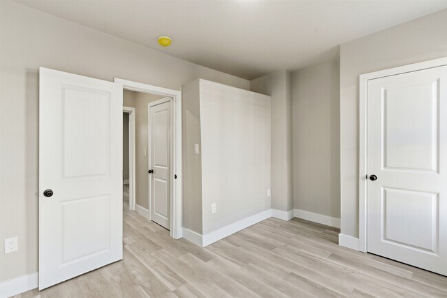 Building Photo - 662 N Yewdall St