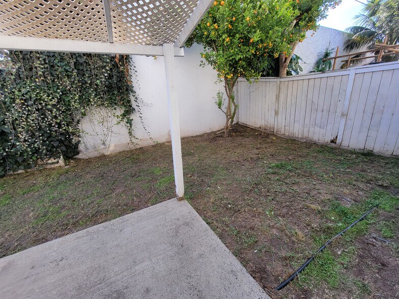 Building Photo - 641 Shalimar Dr