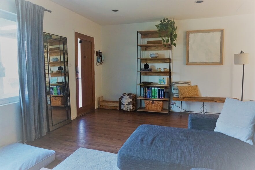 Entryway - 3829 Glenfeliz Boulevard