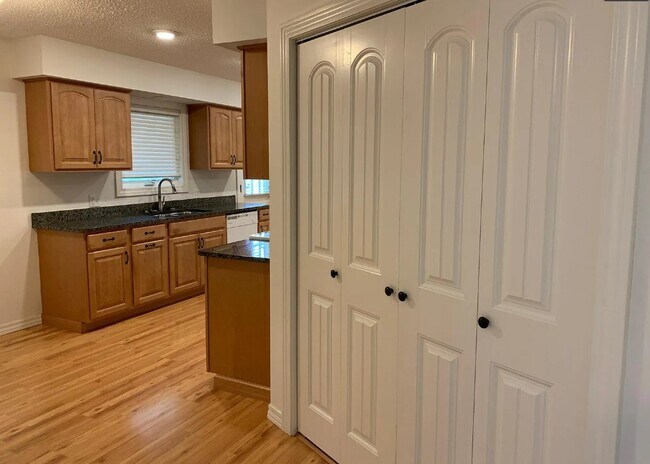 Building Photo - 1165 E Rosebrier St