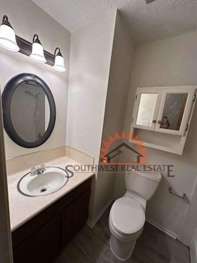 Building Photo - Charming 3 bedroom home.