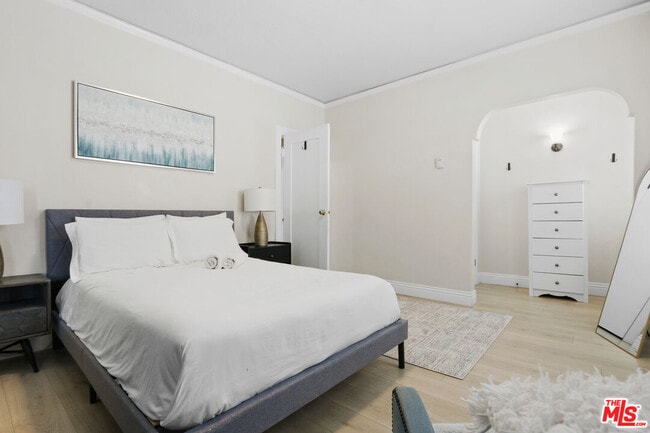 Building Photo - 442 N Orange Grove Ave