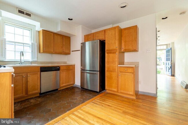 Building Photo - 404 S Croskey St