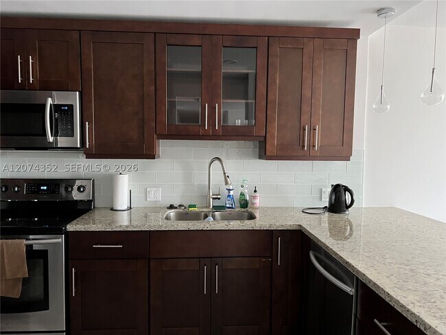 Building Photo - 3375 N Country Club Dr