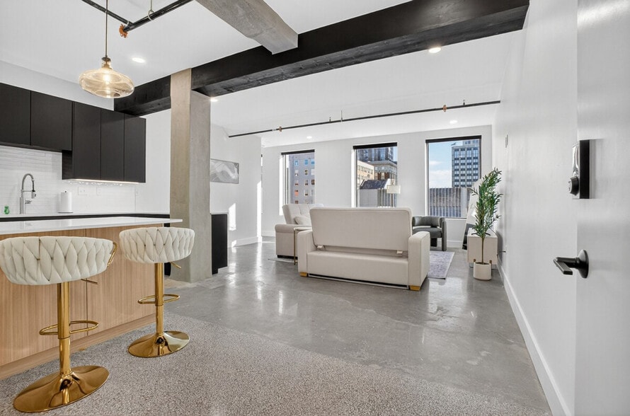 Building Photo - 100 W 5th St