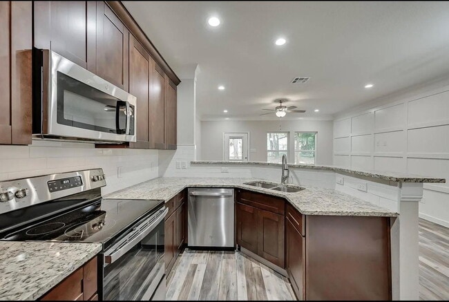 Building Photo - Spacious Townhome Near Several Parks