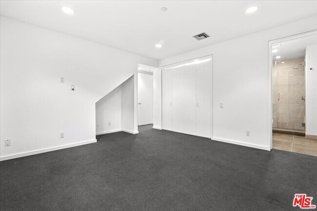 Building Photo - 211 S Valley St