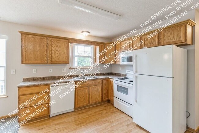 Building Photo - GREAT LOCATION!! 2 Bedroom, 2 Bathroom Tow...