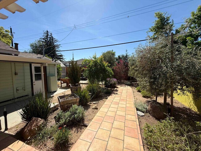 Building Photo - Charming Land Park 2 Bedroom