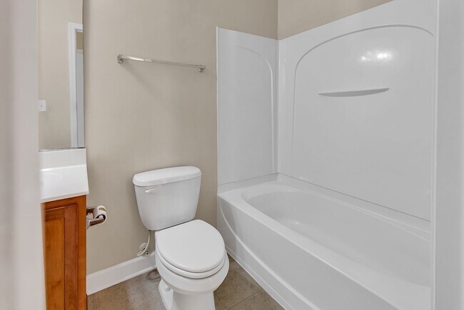 Building Photo - Spacious 2 Bed / 2 Bath Condo in Carolina ...