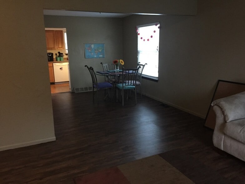 dining area - 342 Spartan Ave